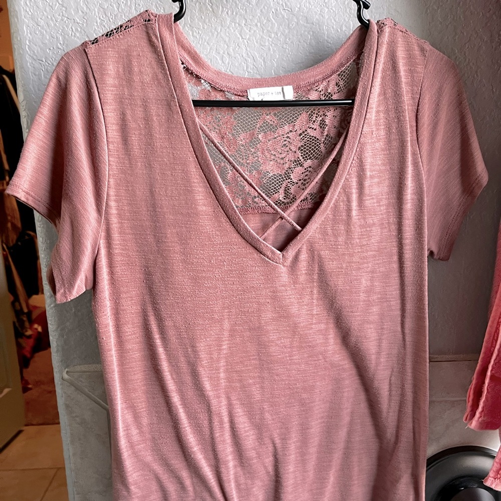 🌸 2 for $15 sale🌸 Top with lace details